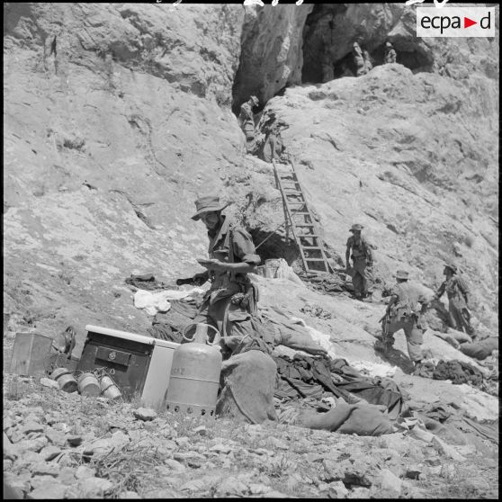 L'équipe du Génie chargée de la destruction de l'organisation rebelle à la sortie de leur grotte évacue du matériel.