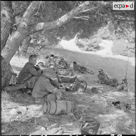 Des hommes de la section du 3e régiment d'infanterie (3e REI) en pause, après leur intervention dans la grotte de l'organisation rebelle.