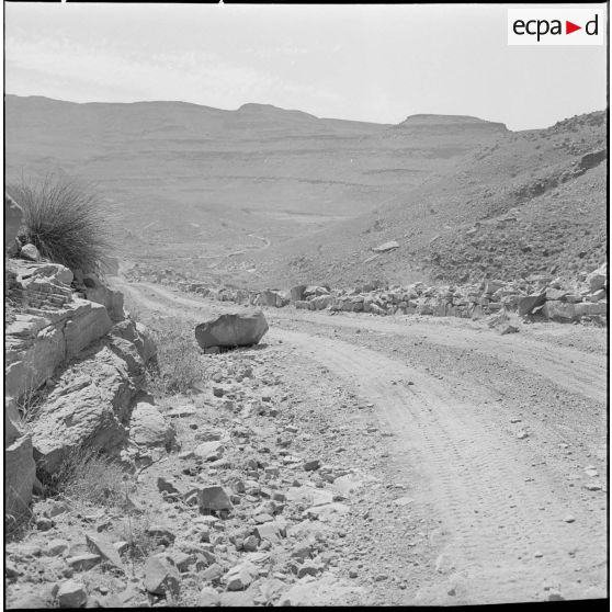 Barrage ouest des monts des Ksour, massif montagneux de l'Algérie faisant partie de l'Altlas saharien.