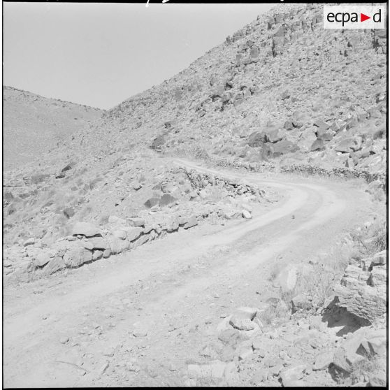 Barrage ouest des monts des Ksour, massif montagneux de l'Algérie faisant partie de l'Altlas saharien.