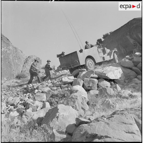 Barrage ouest des monts des Ksour, massif montagneux de l'Algérie faisant partie de l'Altlas saharien.