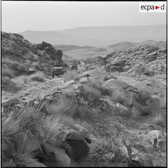 Barrage ouest des monts des Ksour, massif montagneux de l'Algérie faisant partie de l'Altlas saharien.