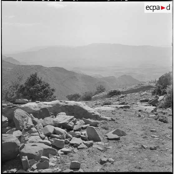 Barrage ouest des monts des Ksour, massif montagneux de l'Algérie faisant partie de l'Altlas saharien.