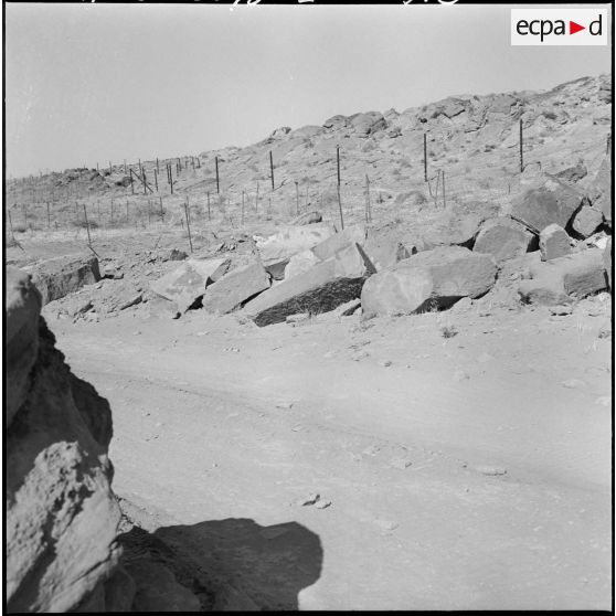 Barrage ouest des monts des Ksour, massif montagneux de l'Algérie faisant partie de l'Altlas saharien.