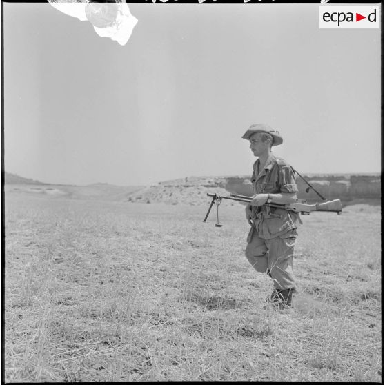 Portrait d'un appelé du contingent de la classe 58 I/B, tireur de précision, originaire de Bapaume dans le Pas-de-Calais et livreur dans le civil.