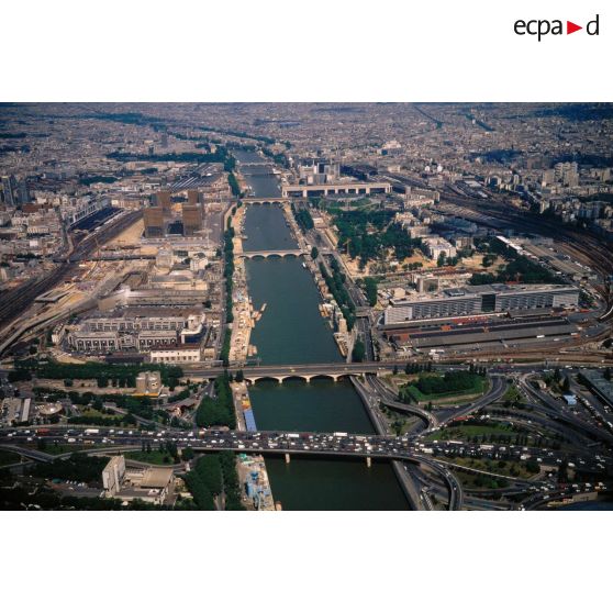 Paris 13e et Paris 12e. La Seine, en amont vers aval, du boulevard périphérique au pont d'Austerlitz.