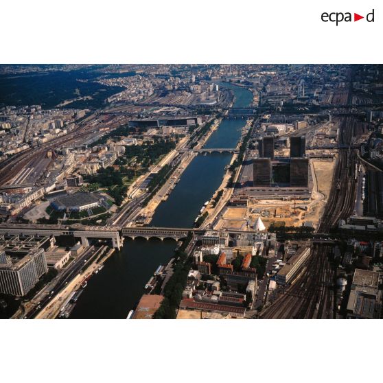 Paris 13e et Paris 12e. La Seine aval vers amont, du pont de Bercy au boulevard périphérique.