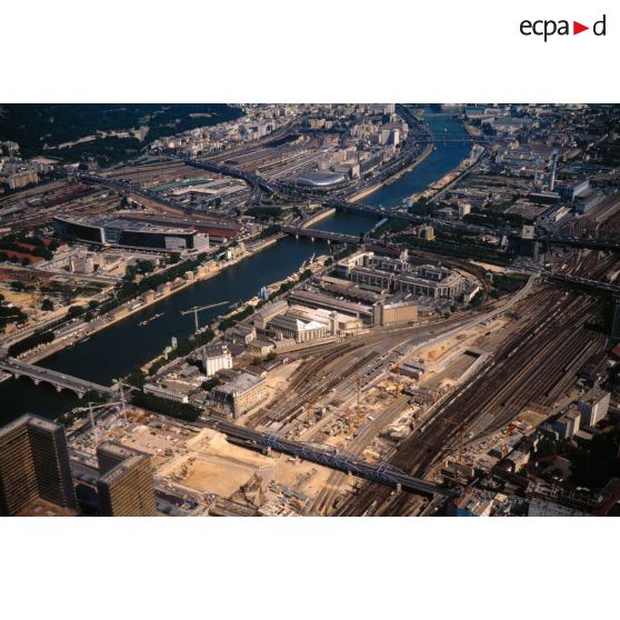 Paris 13e et Paris 12e. La Seine en aval vers amont, du pont de Bercy au boulevard périphérique.