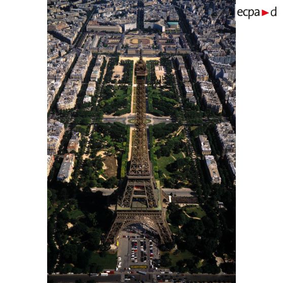 Paris 7e. La Tour Eiffel et le Champ de Mars.