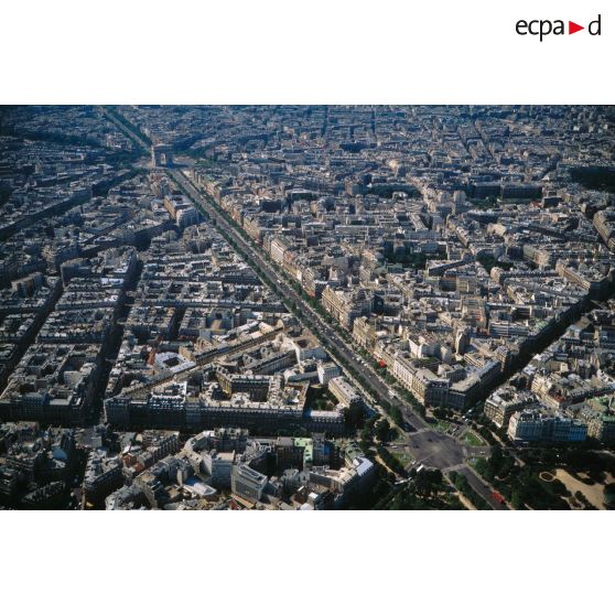 Paris 8e. L'avenue des Champs-Elysées.