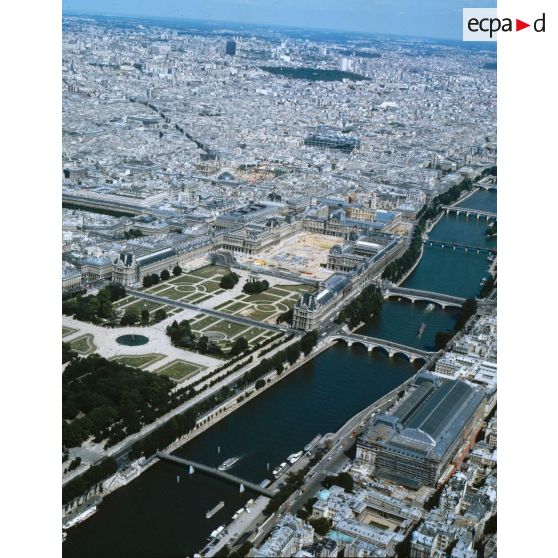 Paris 1er. Le Palais du Louvre et le jardin des Tuileries.