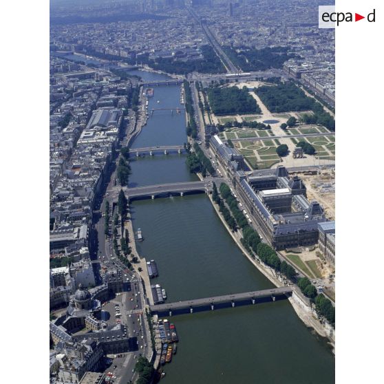 Paris 6e. La passerelle des Arts et l'Institut.