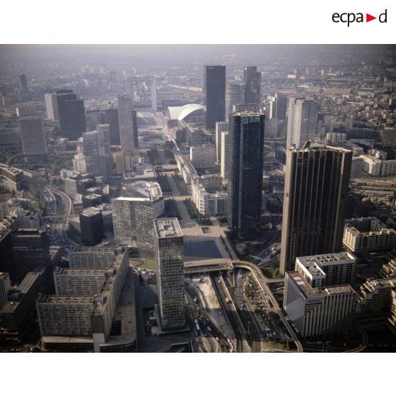 Paris La Défense (92). Vue sur la zone A, la dalle (Puteaux, Courbevoie, Nanterre).