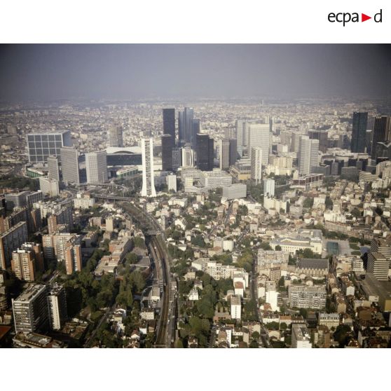 Paris La Défense (92). Vue sur Puteaux avec, à gauche, la ligne SNCF et la gare.