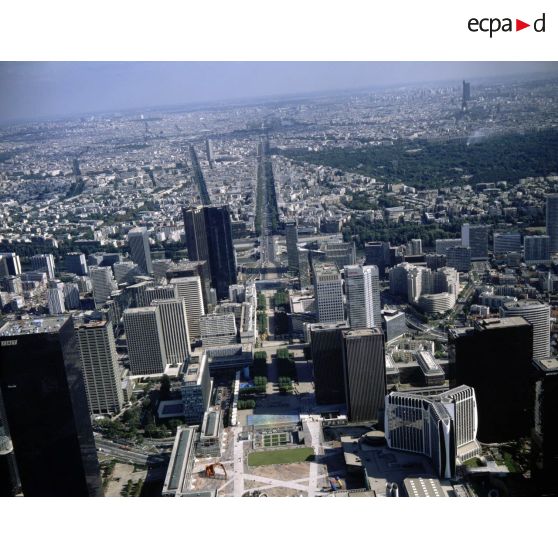 Paris La Défense (92). Vue depuis Nanterre sur Puteaux, Courbevoie, La Défense avec la dalle au premier plan.