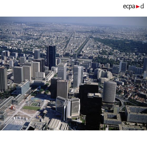 Paris La Défense (92). Vue sur Puteaux, Courbevoie, Nanterre, La Défense avec la dalle au premier plan, à gauche.