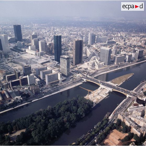 Paris La Défense (92). Vue sur Puteaux, Courbevoie et La Défense.