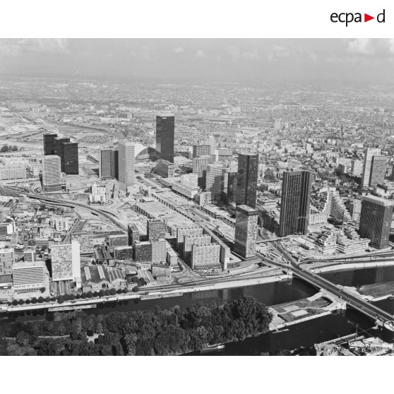 Paris La Défense (92). Vue sur Puteaux, Courbevoie, Nanterre, La Défense depuis Neuilly.