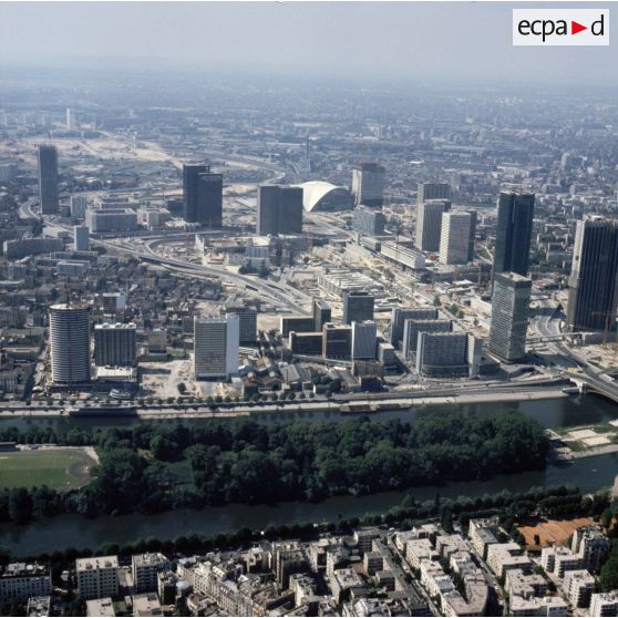 Paris La Défense (92). Vue générale de la zone A prise depuis Neuilly.