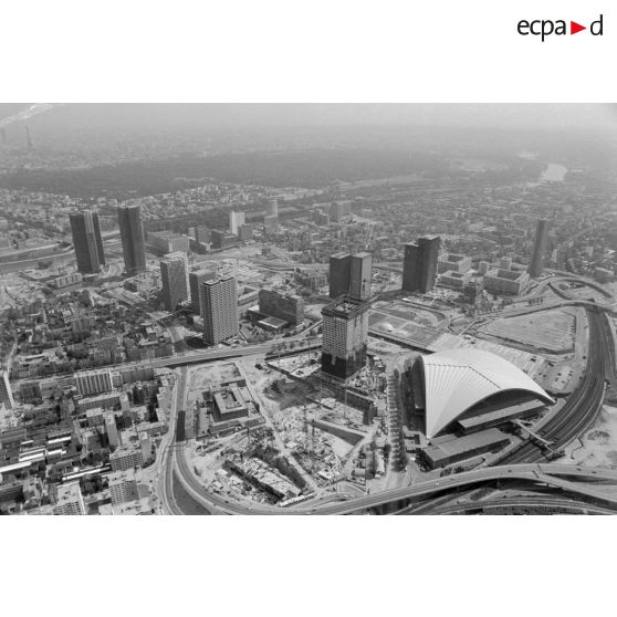 Paris La Défense (92). Vue de La Défense depuis Courbevoie.