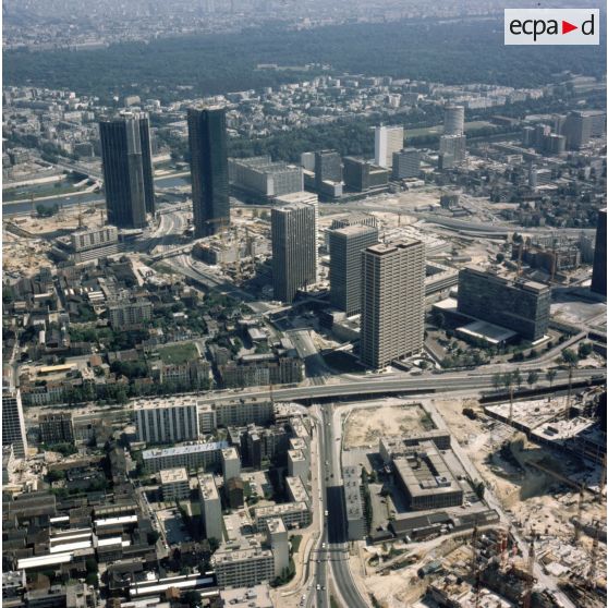 Paris La Défense (92). Vue de la zone A depuis Courbevoie.