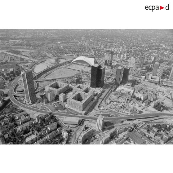 Paris La Défense (92). Vue de la zone A depuis Puteaux.