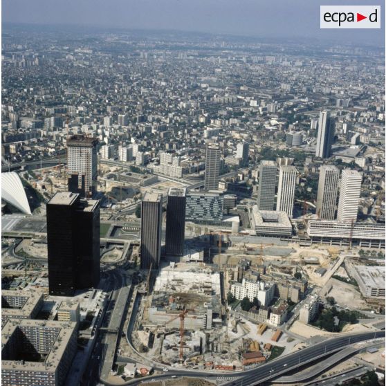 Paris La Défense (92). Vue de la zone A depuis Puteaux.