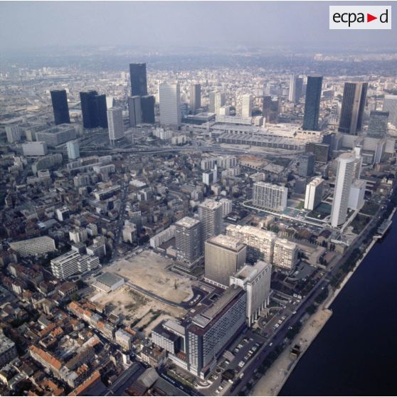 Paris-La Défense (92). Vue sur Puteaux avec un gros plan sur les constructions en bord de Seine.