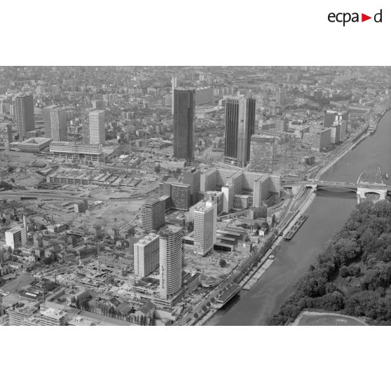 Paris La Défense (92). Vue sur La Défense, zone A, depuis Puteaux et les bords de Seine.