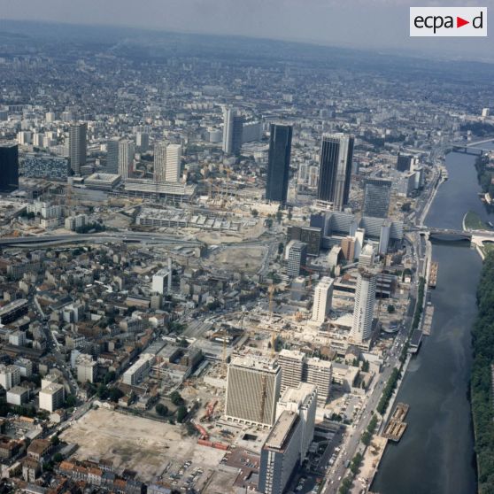 Paris La Défense (92). Vue sur les bords de Seine.