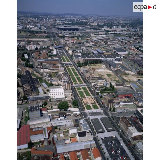 La Plaine Saint-Denis (93). Passage de l'autoroute A1. Vue vers le nord.