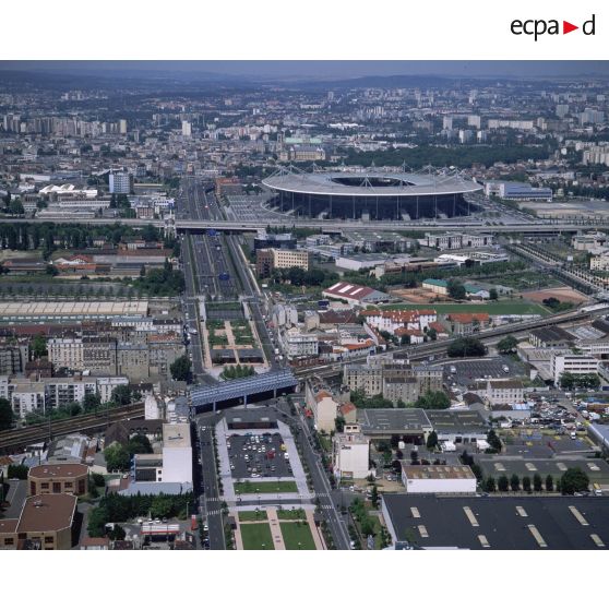 La Plaine Saint-Denis (93). Passage de l'autoroute A1 et Stade de France. Vue vers le nord.