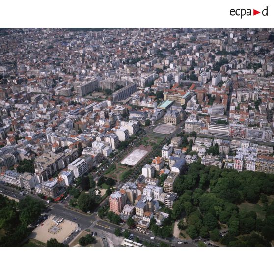 Vincennes (94). L'hôtel de ville, centre ville. Vue le nord-ouest.