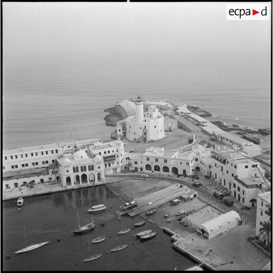 Vues aériennes de la ville d'Alger - l'Amirauté, les voutes et le phare.