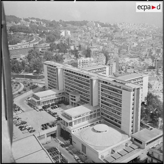 Vues aériennes de la ville d'Alger - le Gouvernement Général et la place du Forum.