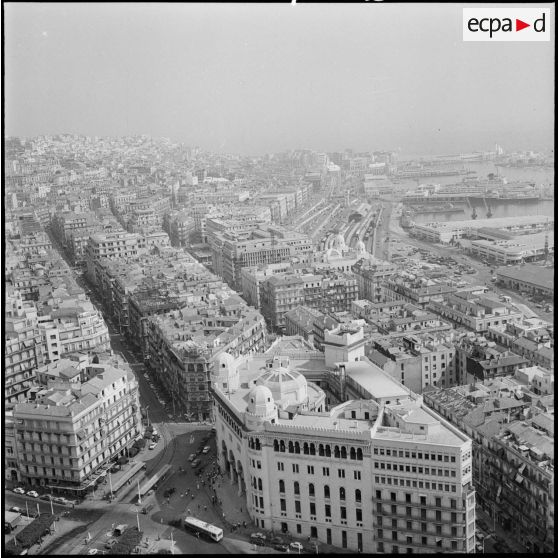 Vues aériennes de la ville d'Alger - la grande poste.