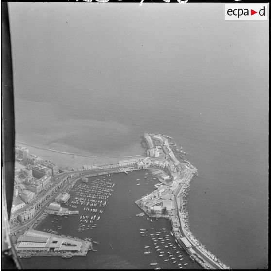 Vues aériennes de la ville d'Alger - le port.