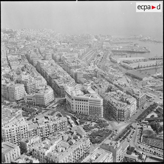 Vues aériennes de la ville d'Alger - la grande poste.