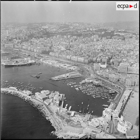 Vues aériennes de la ville d'Alger - le port.