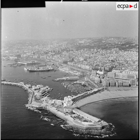 Vues aériennes de la ville d'Alger - le port.