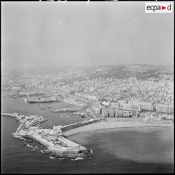 Vues aériennes de la ville d'Alger - le port.