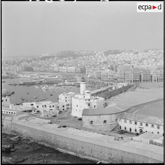 Vues aériennes de la ville d'Alger - le phare de l'Amirauté.