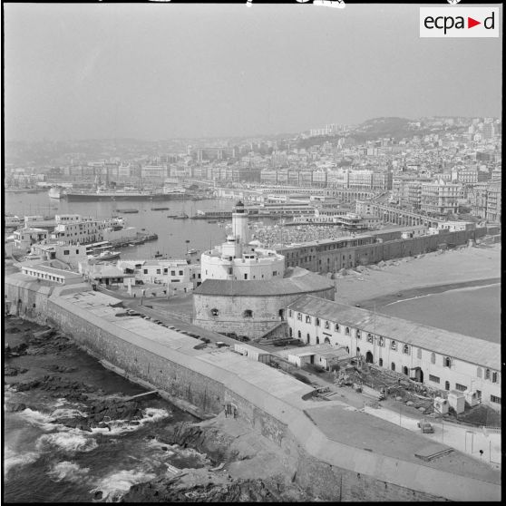 Vues aériennes de la ville d'Alger - le phare de l'Amirauté.