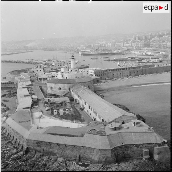 Vues aériennes de la ville d'Alger - le phare de l'Amirauté.