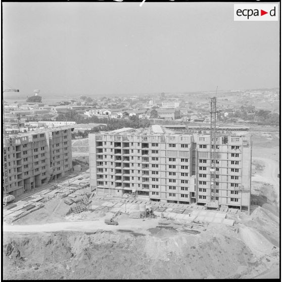 Vues aériennes de la ville d'Alger - construction des ateliers industriels de l'Air (AIA) d'Alger-Maison Blanche.