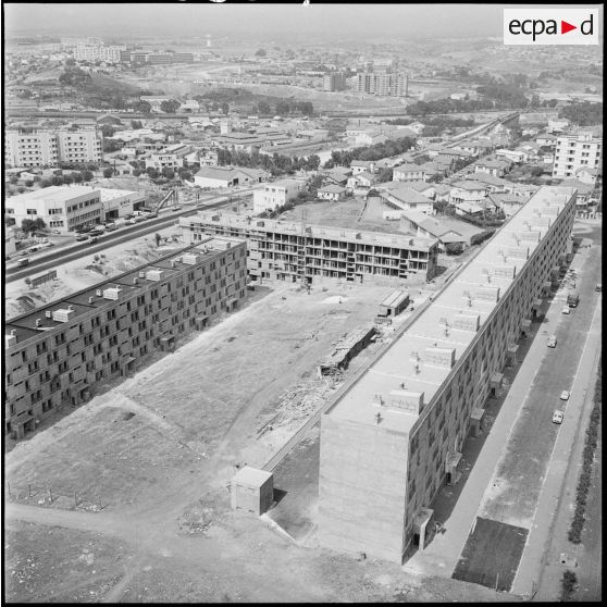 Vues aériennes de la ville d'Alger - construction des ateliers industriels de l'Air (AIA) d'Alger-Maison Blanche.