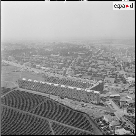 Vues aériennes de la ville d'Alger - construction des ateliers industriels de l'Air (AIA) d'Alger-Maison Blanche.