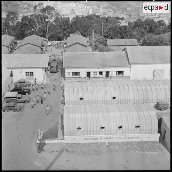 Vues aériennes de la ville d'Alger - les locaux du Service cinématographique de l'armée (SCA), quartier Martimprey.