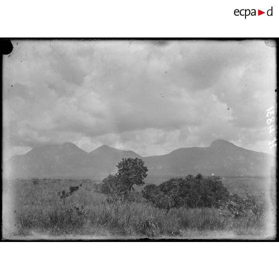 Route de Bana à Foumban. Le mont Bapit vu du nord. [légende d'origine]