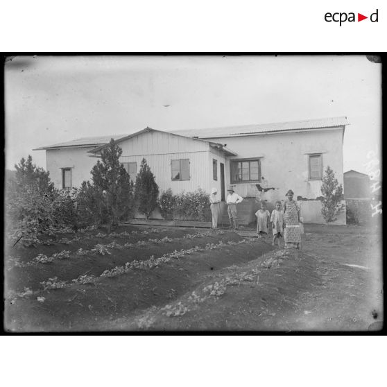 Ferme de Kouti. Habitation des fermiers. [légende d'origine]